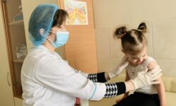 „Părinții sunt obligați să respecte și să asigure dreptul copilului de a fi protejat. Unul dintre cele mai eficiente moduri prin care părinții își pot proteja copilul este să urmeze schema de vaccinare”