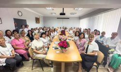 La data de 12 iunie 2025, în cadrul CMF nr.2 al IMSP AMT Botanica, a avut loc un eveniment dedicat Zilei Profesionale a Medicului și Farmacistului – un prilej frumos de a aduce cele mai sincere felicitări și gânduri de recunoștință tuturor angajaților pentru devotamentul, profesionalismul și responsabilitatea cu care își desfășoară activitatea zi de zi.